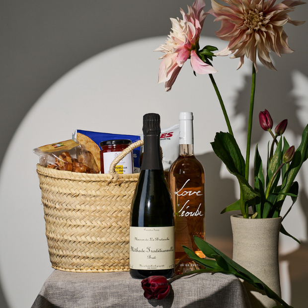 Sparkling, Rose and snacks in a Basket